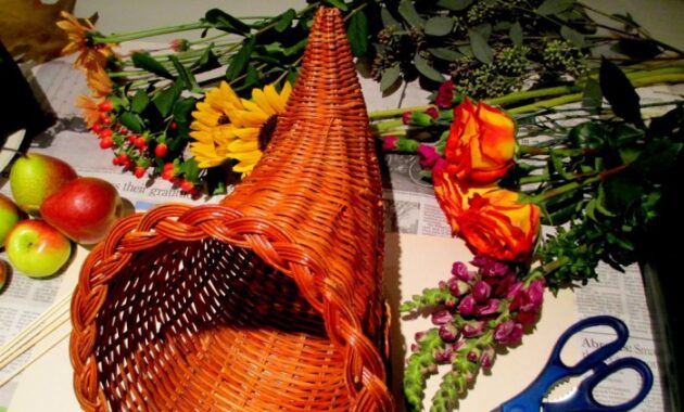 How to make a cornucopia decoration