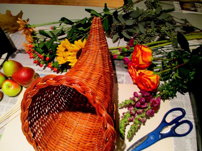 How to make a cornucopia decoration