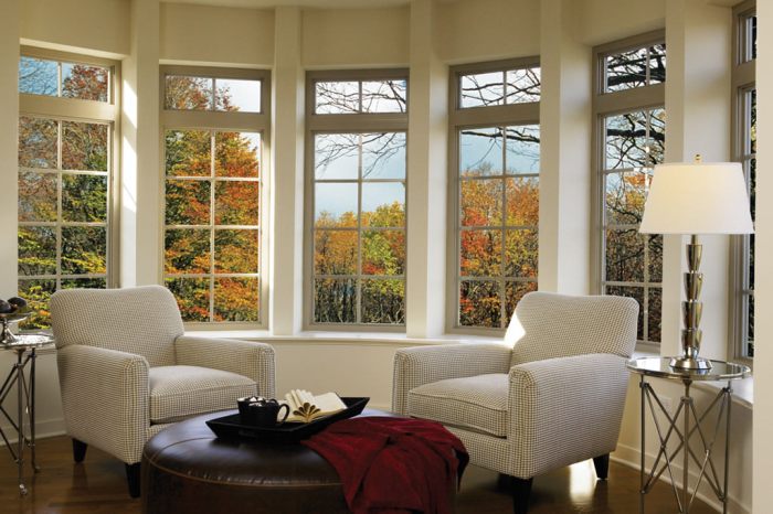 How to decorate windows in a living room